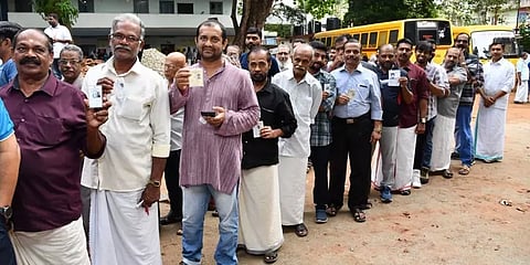 வாக்கு இயந்திரம் பழுது... வாக்குப்பதிவே துவங்காத வாக்குச்சாவடிகள்!