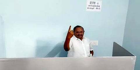 இயந்திரம் பழுது: ஒரு மணி நேரம் காத்திருந்து வாக்களித்த திருமயம் தொகுதி திமுக வேட்பாளர்!