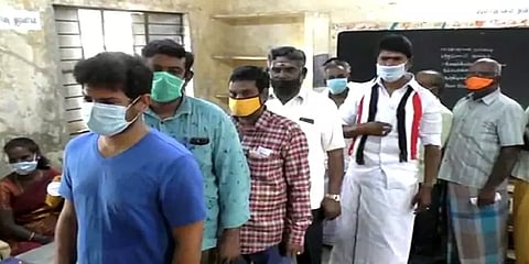 வாக்குப்பதிவு இயந்திரம் பழுது: வாக்களிக்காமல் திரும்பிச் சென்ற திருத்தணி அதிமுக வேட்பாளர்