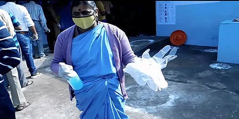 நீலகிரி:வாக்காளர்களுக்கு வழங்கப்படும் பிளாஸ்டிக் கையுறை;சுற்றுச்சுழல் ஆர்வலர்கள் எதிர்ப்பு