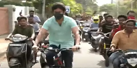 சைக்கிளில் வந்து வாக்களித்த நடிகர் விஜய்!