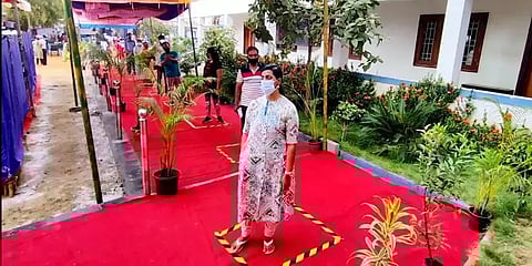 வாழை தோரணம், சிவப்புக் கம்பளத்துடன் அலங்கரிக்கப்பட்ட நெற்குன்றம் வாக்குச்சாவடி!