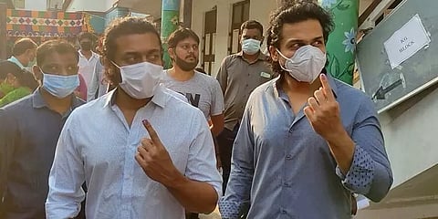 குடும்பத்துடன் வந்து வாக்கு செலுத்திய சூர்யா, கார்த்தி!