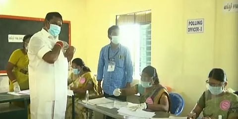 குடும்பத்தினருடன் வருகைதந்து வாக்களித்த முதல்வர் எடப்பாடி பழனிசாமி!