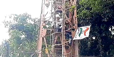 காவல்துறையை கண்டித்து செல்போன் டவர் மீது ஏறி போராட்டத்தில் ஈடுபட்ட பல்லாவரம் வேட்பாளர்