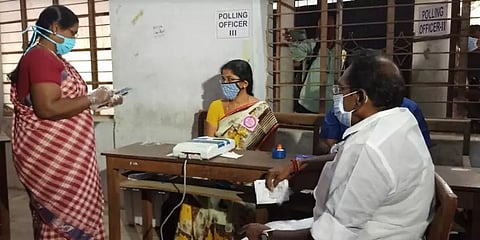 விவிபேட் சிலிப் வராததால் வாக்குச்சாவடியில் தர்ணாவில் ஈடுபட்ட அமைச்சர் செல்லூர் ராஜு!