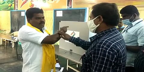 வாக்குப்பதிவு இயந்திரத்தை மாற்றி வைத்ததால் வாக்குவாதத்தில் ஈடுபட்ட சுயேச்சை வேட்பாளர்