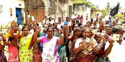 அரக்கோணம்: அடிப்படை வசதி இல்லை எனக்கூறி தேர்தலை புறக்கணித்த கிராம மக்கள்