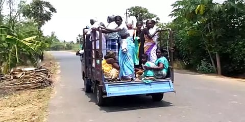 பஸ் வசதி இல்லாததால் சரக்கு வாகனத்தில் வாக்களிக்கச் செல்லும் கிராம மக்கள்