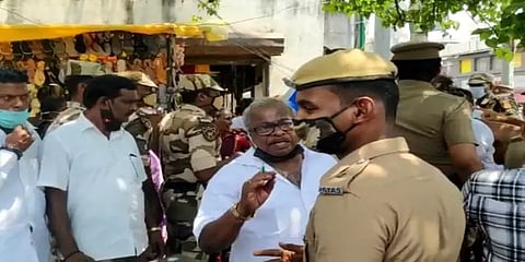 சென்னை: வாக்குச்சாவடியில் மாஸ்க் அணியாமல் இருந்ததாக திமுகவின் பூத் ஏஜெண்டுகள் வெளியேற்றம்!