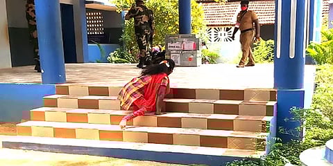 நெல்லை: சக்கர நாற்காலி இல்லாததால் 200 மீ. தவழ்ந்து வந்து வாக்களித்த மாற்றுத்திறனாளி பெண்!