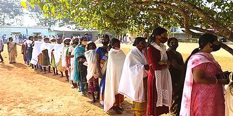 நீலகிரி: தகுந்த பாதுகாப்போடு நீண்ட வரிசையில் காத்திருந்து வாக்களிக்கும் பழங்குடியின மக்கள்