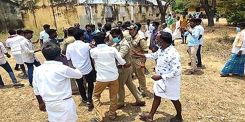 விழுப்புரம்: போலீசார் பொதுமக்களிடையே மோதல்... செஞ்சியில் வாக்குப்பதிவு நிறுத்தம்!