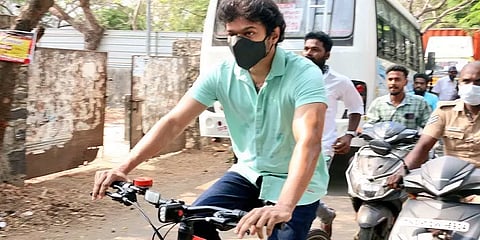 'சம்பவங்கள்' பல... விஜய் வாக்களிக்க சைக்கிளில் வந்த நிகழ்வு உணர்த்துவது என்ன?