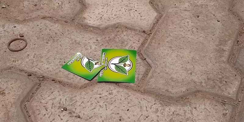 மதுரை: அதிமுக வேட்பாளர் வழங்கிய டோக்கனை கிழித்து சாலையில் வீசிய மக்கள்