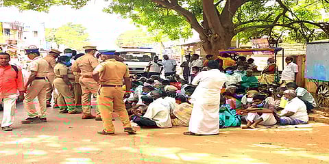 “எங்களுக்கு ஏன் ஓட்டு போடலனு கேட்குறாங்க” திருச்சியில் பார்வை மாற்றுத் திறனாளிகள் தர்ணா