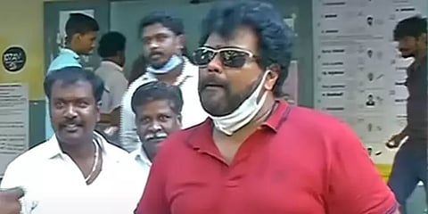 “என்ன! தபால் ஓட்டா, நான் விண்ணப்பிக்கவேயில்லையே”- வாக்குச்சாவடியில் ஸ்ரீமனுக்கு அதிர்ச்சி