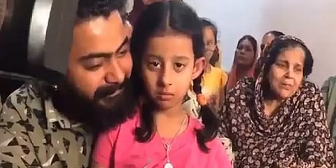 "நக்சல் அங்கிள், என் அப்பாவை விட்டுடுங்க!" - சிஆர்பிஎஃப் வீரரின் 5 வயது மகள் உருக்கம்