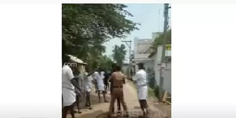 போடி: வாக்குச்சாவடி அருகே கடைக்காரரை தாக்கியதால் போலீஸார் மீது தாக்குதல்