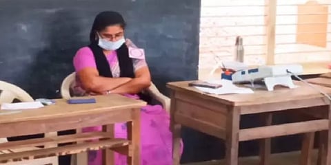 பார்வையற்ற மூதாட்டியின் வாக்கை வேறுசின்னத்தில் பதிவிட்டதாக தேர்தல் அதிகாரி பணியிடை நீக்கம்