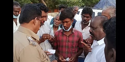 குன்னம் தொகுதியில் கள்ள ஓட்டு போட முயன்ற இளைஞரை மடக்கி பிடித்த திமுகவினர்!