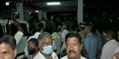 வேளச்சேரியில் வாக்குப்பதிவு இயந்திரங்களுடன் இருசக்கர வாகனத்தில் வந்த மூவர் சிறைபிடிப்பு