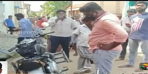 கோவில்பட்டியில் இருசக்கர வாகனம் எரிப்பு: தேர்தல் மோதல் காரணமா என காவல்துறை விசாரணை