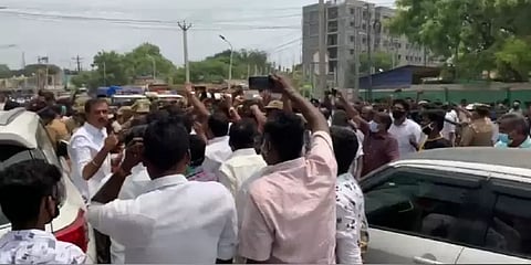 வாக்குச்சாவடி அருகே பதற்றம் ஏற்படுத்தியதாக அதிமுக, திமுகவினர் 200 பேர் மீது வழக்குப்பதிவு!