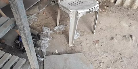 சென்னை: வாக்குச்சாவடி வளாகத்தில் வீசப்பட்ட கையுறைகள்; கண்டுகொள்ளாத தேர்தல் பணி ஊழியர்கள்!