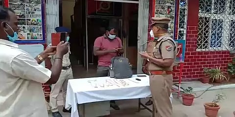 ரயிலில் தவறவிட்ட ரூ.10 லட்சம் மதிப்பிலான நகைகள்: உரியவரிடம் ஒப்படைத்த ரயில்வே படையினர்!