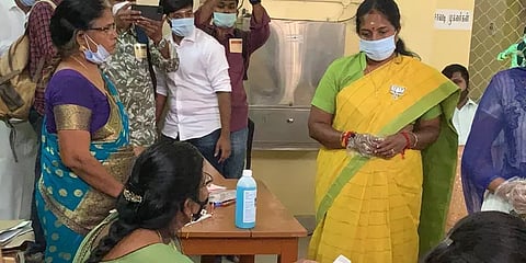 வாக்குப்பதிவின் போது 'தாமரை' முத்திரையை அணிந்திருந்த வானதி ஸ்ரீனிவாசன்.. திமுக புகார்!