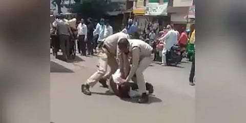 "அப்பாவை அடிக்காதீங்க!"- மாஸ்க் பிரச்னையில் தந்தையை அடித்த ம.பி போலீஸிடம் மன்றாடிய சிறுவன்