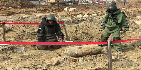 திருவள்ளூர்: கிரிக்கெட் விளையாடிய இடத்தில் மண்ணில் புதைந்திருந்த வெடிகுண்டு கண்டெடுப்பு!