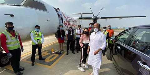 'அண்ணாத்த' படப்பிடிப்பிற்காக ஹைதராபாத் பறந்த ரஜினிகாந்த்!