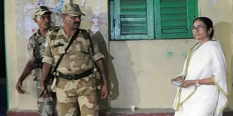 மக்களை பாஜகவுக்கு வாக்களிக்க வற்புறுத்துகிறதா சிஆர்பிஎஃப்? - மம்தா கிளப்பிய சர்ச்சை