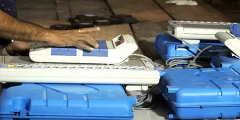 'உதயசூரியனுக்கு அழுத்தினால் தாமரை (அ) இரட்டை இலையில் விழுகிறதா?' - சர்ச்சையும் பின்புலமும்