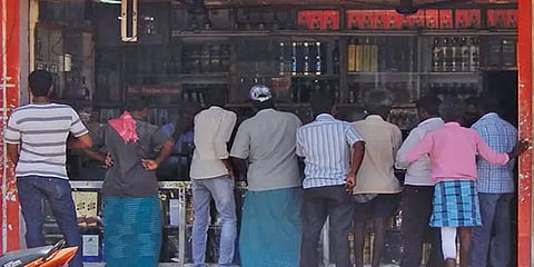 டாஸ்மாக் கடைகளுக்கு கட்டுப்பாடு விதிக்காத தமிழக அரசு!