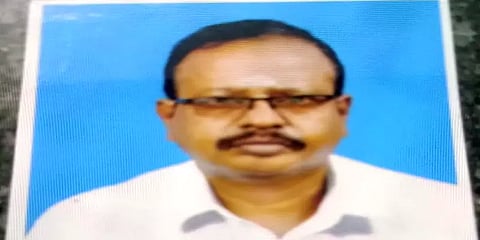 அவிநாசி: தீடீரென தீப்பற்றி எரிந்த வேன்... வீடு திரும்பும்போது நோயாளி உயிரிழப்பு!