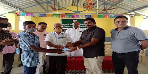 கொரோனா எச்சரிக்கை: அரசுப்பள்ளி மாணவர்களுக்கு உதவும் தொழிலதிபர்... குவியும் பாராட்டு!