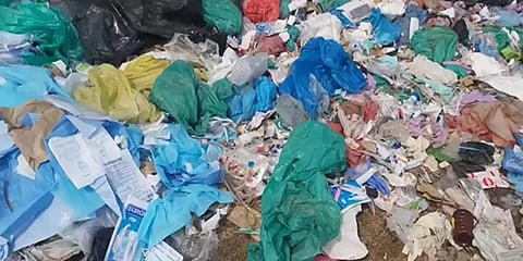 காஞ்சிபுரம்: குப்பையோடு குப்பையாக கொட்டப்பட்ட கொரோனா நோயாளிகளின் மருத்துவ கழிவுகள்