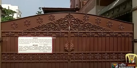 வேளச்சேரியில் இவிஎம்களை பைக்கில் கொண்டு சென்றது எப்படி? - வீடியோ