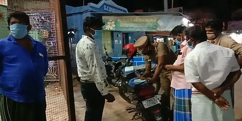 மாஸ்க் அணியாத முதியவர்: அபராதம் செலுத்தி உதவிய டிஎஸ்பி!