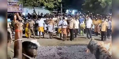 கொரோனா கட்டுப்பாடுகளுடன் ஸ்ரீவில்லிபுத்தூர் மாரியம்மன் கோயிலில் தீ மிதி திருவிழா