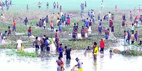 மதுரை: பாரம்பரிய மீன்பிடித் திருவிழா... முறை மீறப்படுவதாக பெரியோர்கள் வருத்தம்!