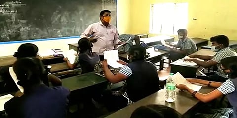 காஞ்சிபுரம்: அரசு பள்ளியில் 3 பேருக்கு கொரோனா; பள்ளியை மூடக்கோரி பொதுமக்கள் முற்றுகை!