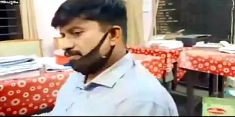 கேரளா: மிளகாய் பொடியை தூவி 100 சவரன் தங்க நகைகளை கொள்ளையடித்த கும்பல்