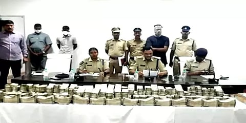 ஆந்திரா டூ பெங்களூரு: சொகுசு பேருந்தில் இருந்த ரூ.3.5 கோடி பணம், 1 கிலோ தங்கம் பறிமுதல்