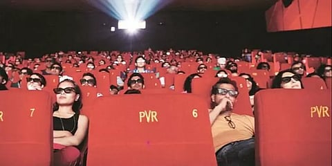 தியேட்டரில் கூடுதலாக ஒரு காட்சி - தமிழகத்தில் புதிய கொரோனா தடுப்பு விதிமுறைகள்