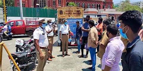 சென்னை: போக்குவரத்தை சீர்ப்படுத்தியவாறே இலவச முகக்கவசம் வழங்கும் டிராபிக் ஆய்வாளர்