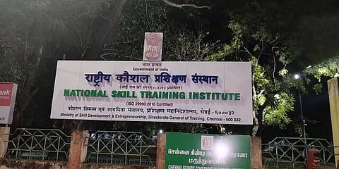 கிண்டி - தேசிய திறன் பயிற்சி நிறுவனம் பெயர் பலகையில் தமிழ் மொழி இடம்பெறாததால் சர்ச்சை